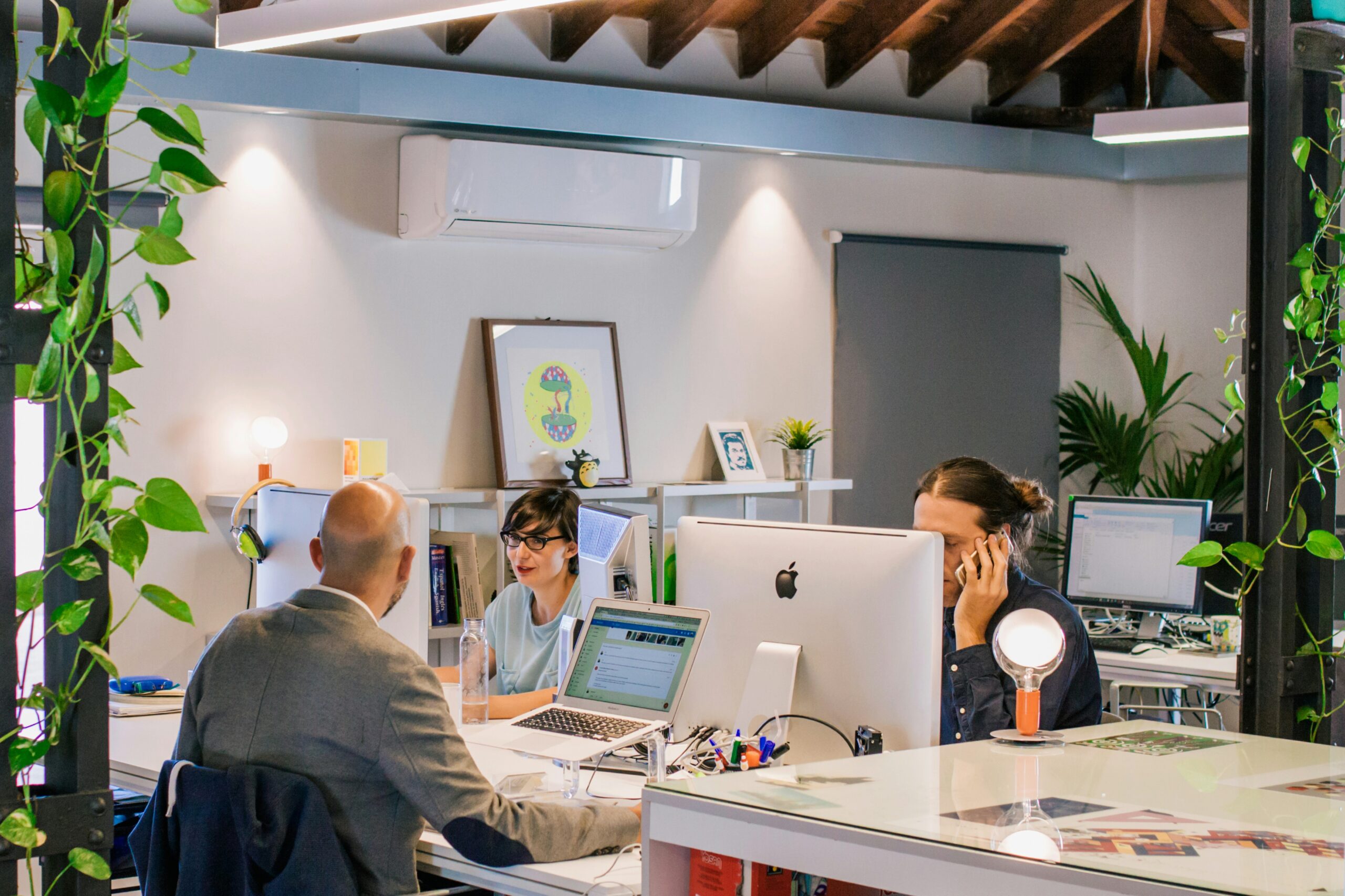 Personas trabajando con ordenadores