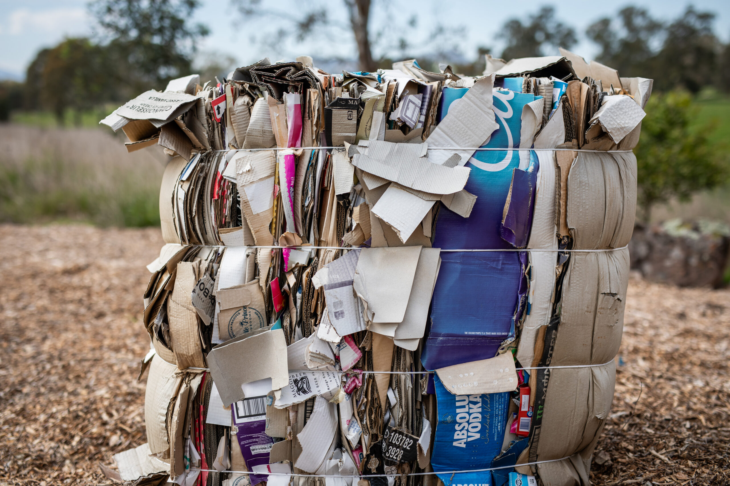 Fardo de papeles y cartones reciclados